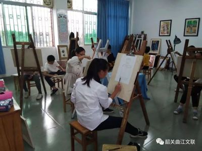 筆墨潤曲江，藝術暖民心——記許院明先生“文藝家藝術教育下基層”曲江之行